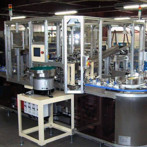 製造現場で打ち合わせを行いながら設備構想を検討する様子